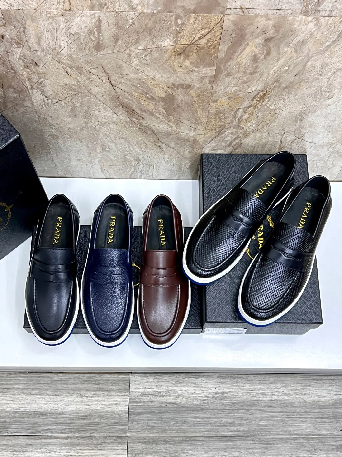 💰620 Prada classic men’s lace-up casual shoes｜Imported cowhide upper｜Layered stitching design on the upper Lightweight and breathable｜Soft and comfortable｜PRADA letters on the side｜Distinctive sporty style Showing the brand style｜Lightweight embossed rubber sole｜With cowhide foot pad lining｜Excellent foot feel Fashionable and elegant｜Size: 38-44 (customized at 45)